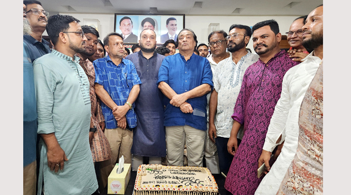  রাজবাড়ীতে কেক কেটে তরুণ দলের ৩০তম প্রতিষ্ঠা বার্ষিকী উদযাপন